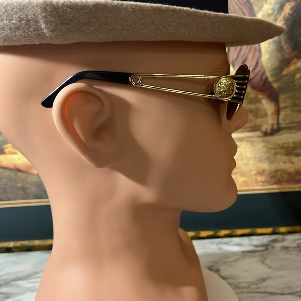 FENDI VINTAGE RARE GOLD SUNGLASSES. UNISEX. THESE ARE IN REALLY GOOD CONDITION. - Picture 7 of 17